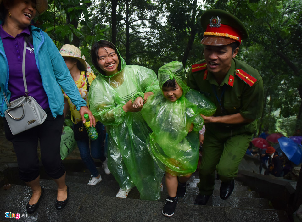 Hàng chục nghìn người đội mưa về dự lễ Giỗ Tổ Hùng Vương